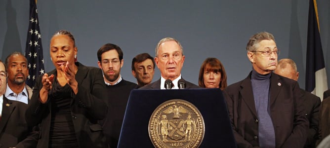 Fotografía cedida por la oficina del alcalde de Nueva York, que muestra al burgomaestre de la ciudad, Michael Bloomberg (c), mientras habla durante una conferencia de prensa sobre los efectos del huracán &#039;Sandy&#039;.