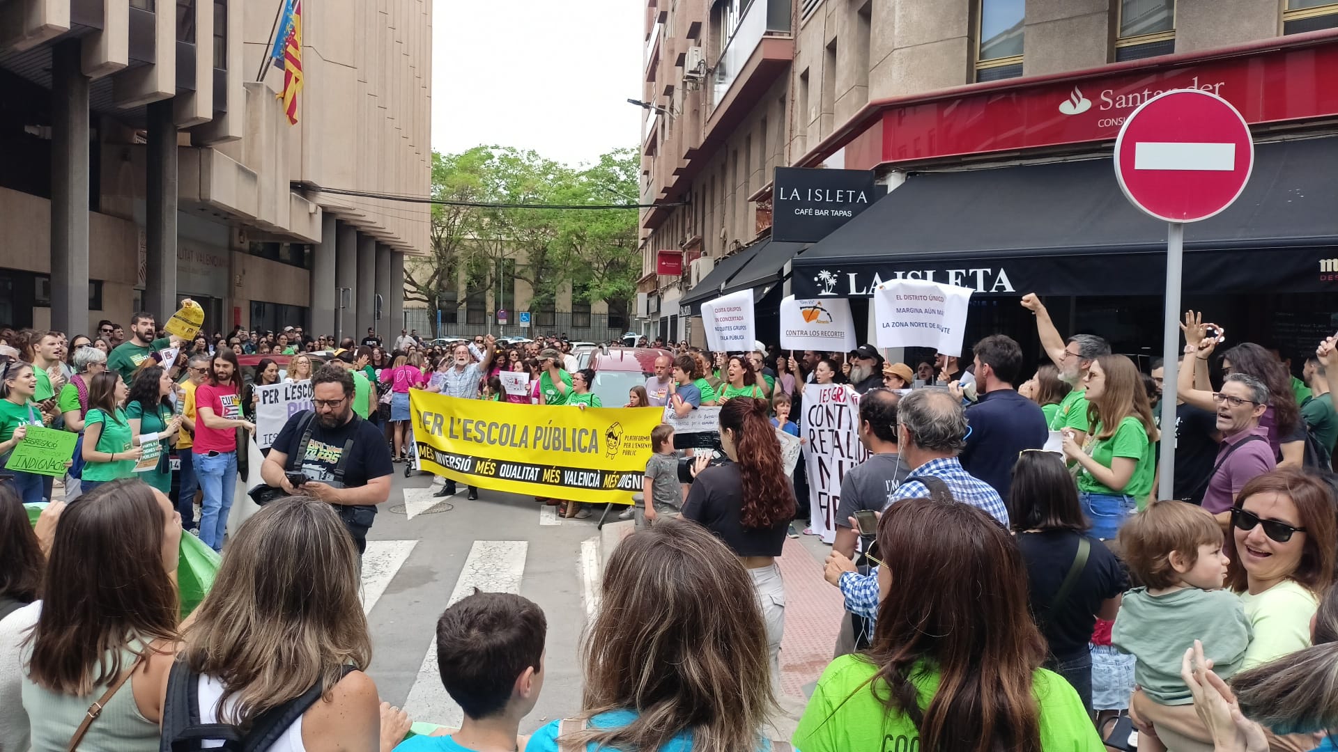 Concentración de docentes y alumnos ante la delegación territorial de Educación en Alicante