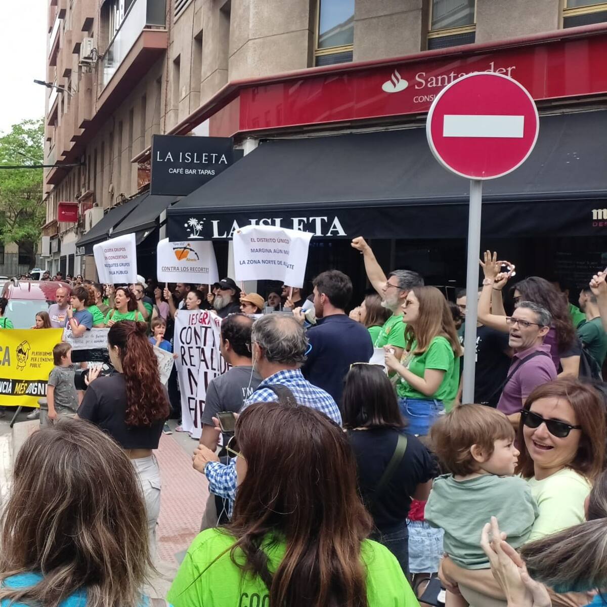 Siguen las concentraciones contra los recortes en Educación y el PSOE pide a Europa que analice si la decisión del Consell es legal