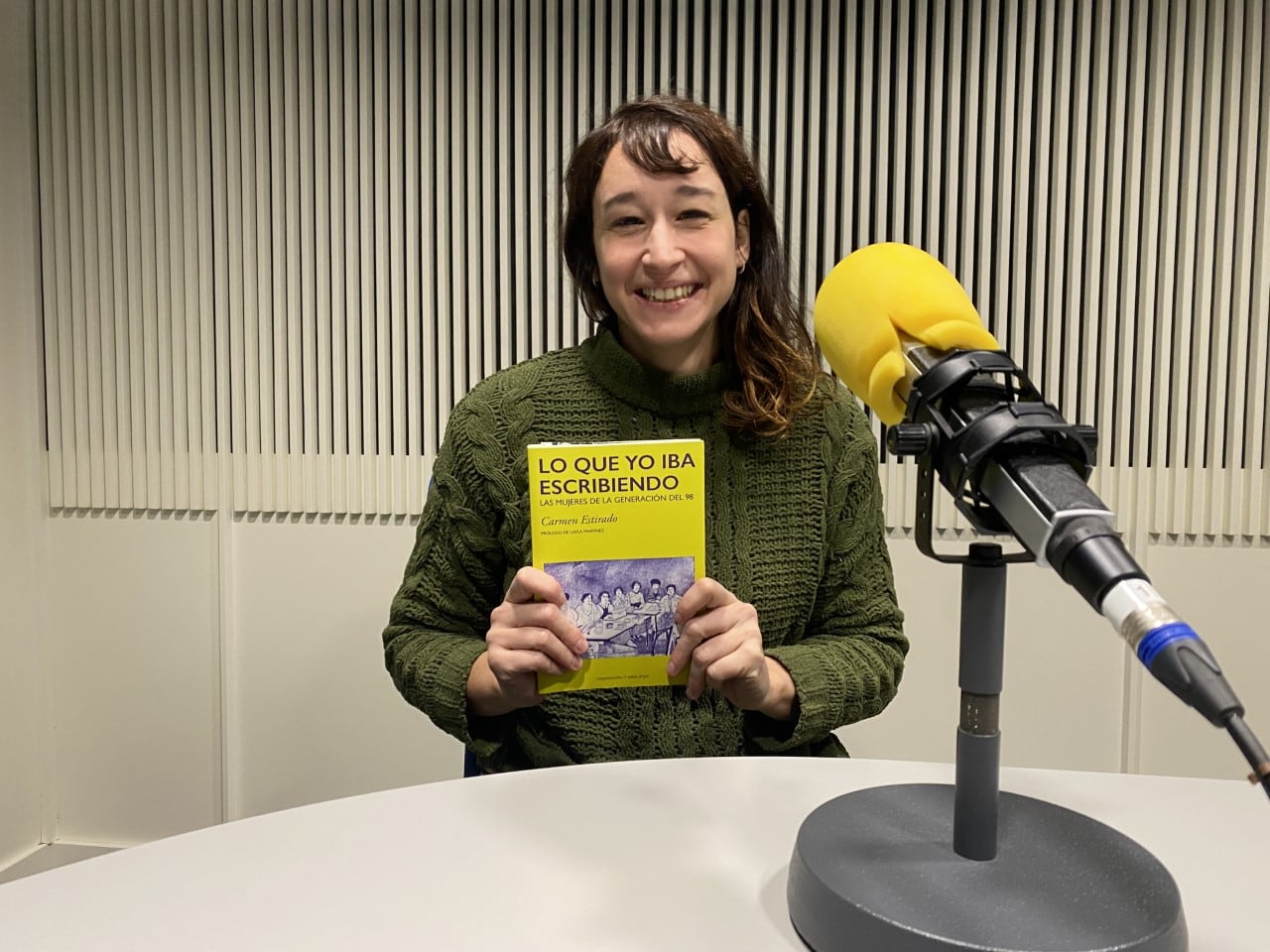 Carmen Estirado con su libro &#039;Lo que yo iba escribiendo. Las mujeres de la Generación del 98&#039;