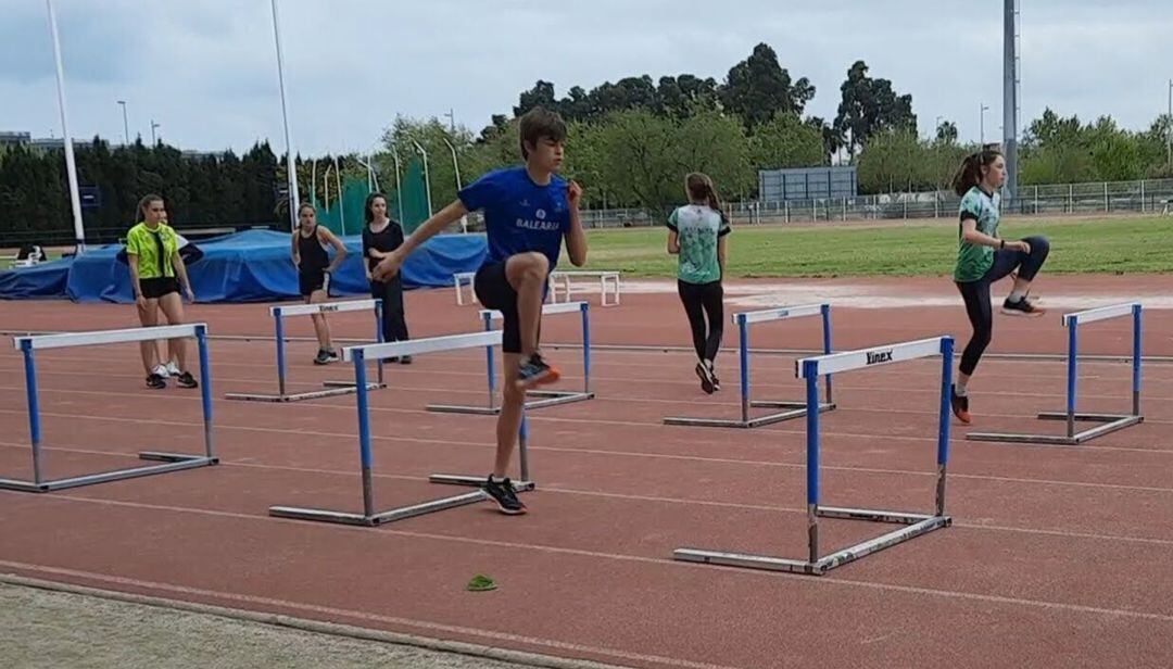 Pablo Negre en la prueba de vallas.