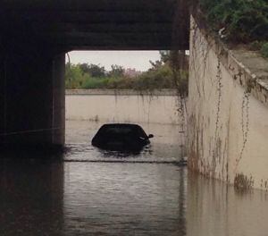 Un cotxe atrapat al polígon de Les Gavarres
