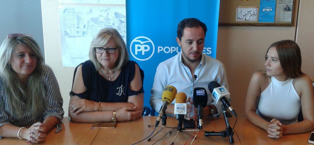 El portavoz del PP ha pedido en rueda de prensa la dimisión de la concejala de Cultura de Fuenlabrada, Maribel Barrientos.