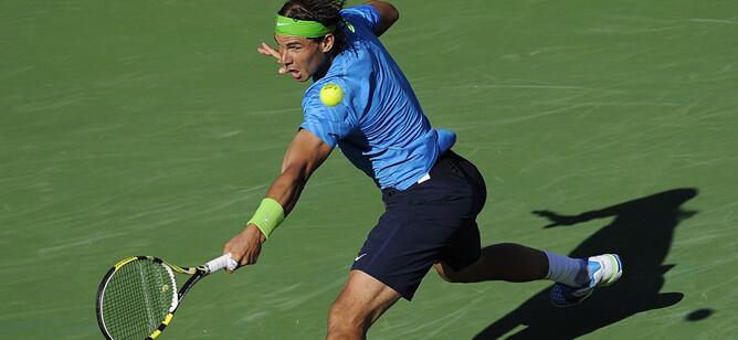 El tenista español Rafael Nadal devuelve la bola a su rival, el ucraniano Alexandr Dolgopolov, durante el partido de tenis correspondiente al torneo de Indian Wells, en California