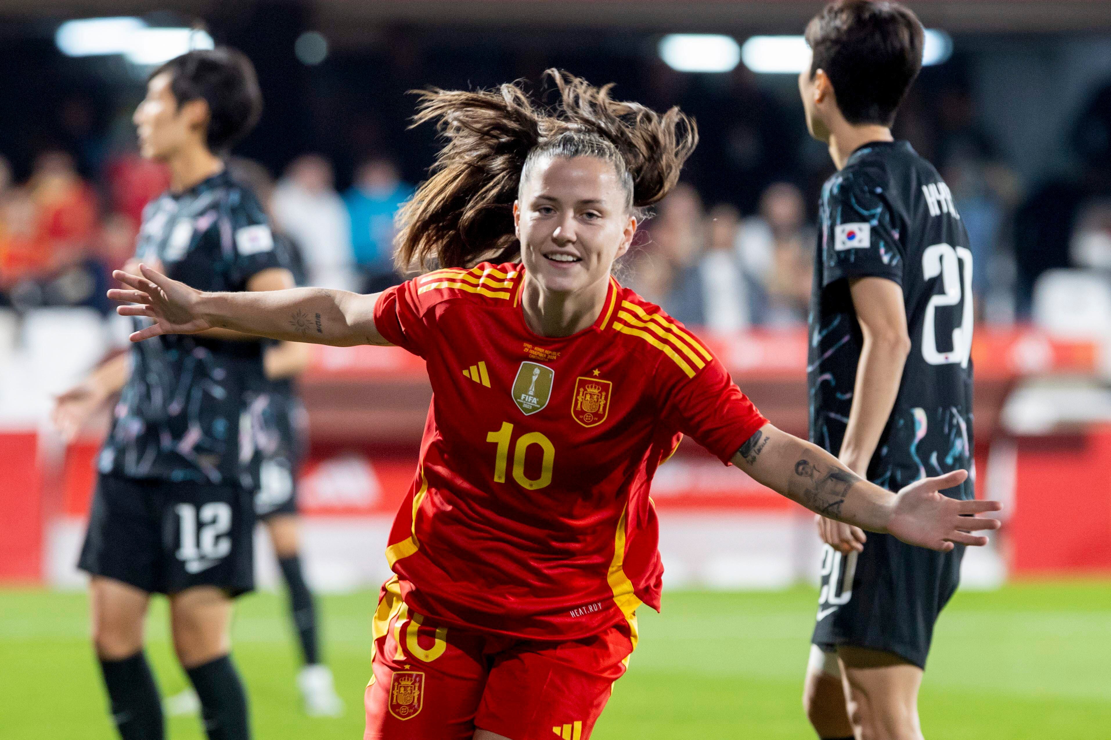 CARTAGENA (MURCIA), 29/11/2024.- La delantera de la selección española de fútbol Claudia Pina celebra el primer gol que ha marcado a la selección de Corea del Sur, durante el partido amistoso que están disputando este viernes en el estadio Cartagonova de Cartagena. EFE/Marcial Guillén
