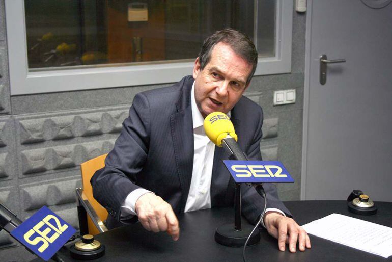 El alcalde de Vigo, Abel Caballero durante una entrevista en Radio Vigo