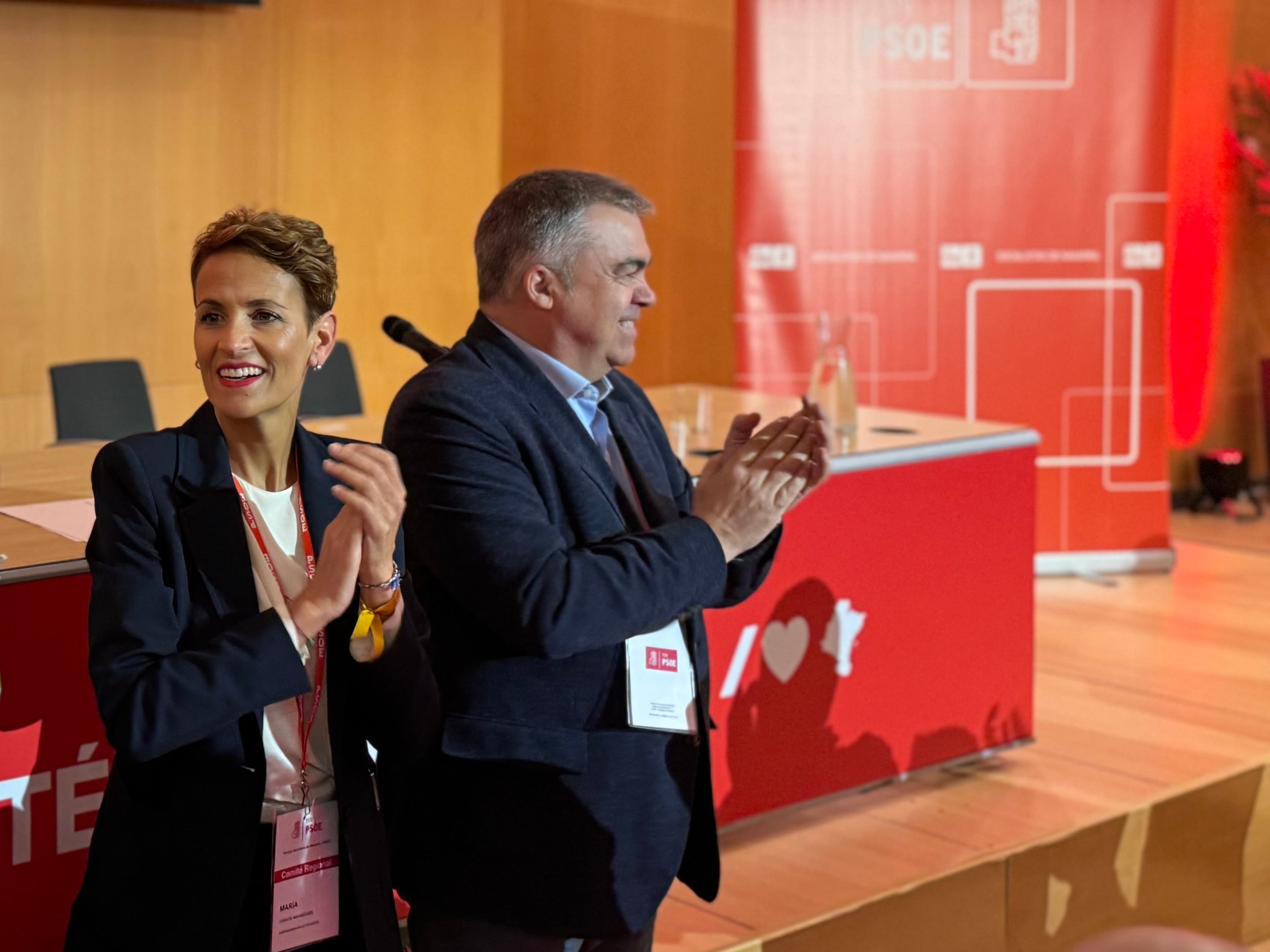 La presidenta de Navarra y secretaria general regional, María Chivite, y el secretario de organización nacional, Santos Cerdán, a la llegada al Comité Regional del Partido Socialista en Navarra (PSN-PSOE), celebrado este sábado en Pamplona.