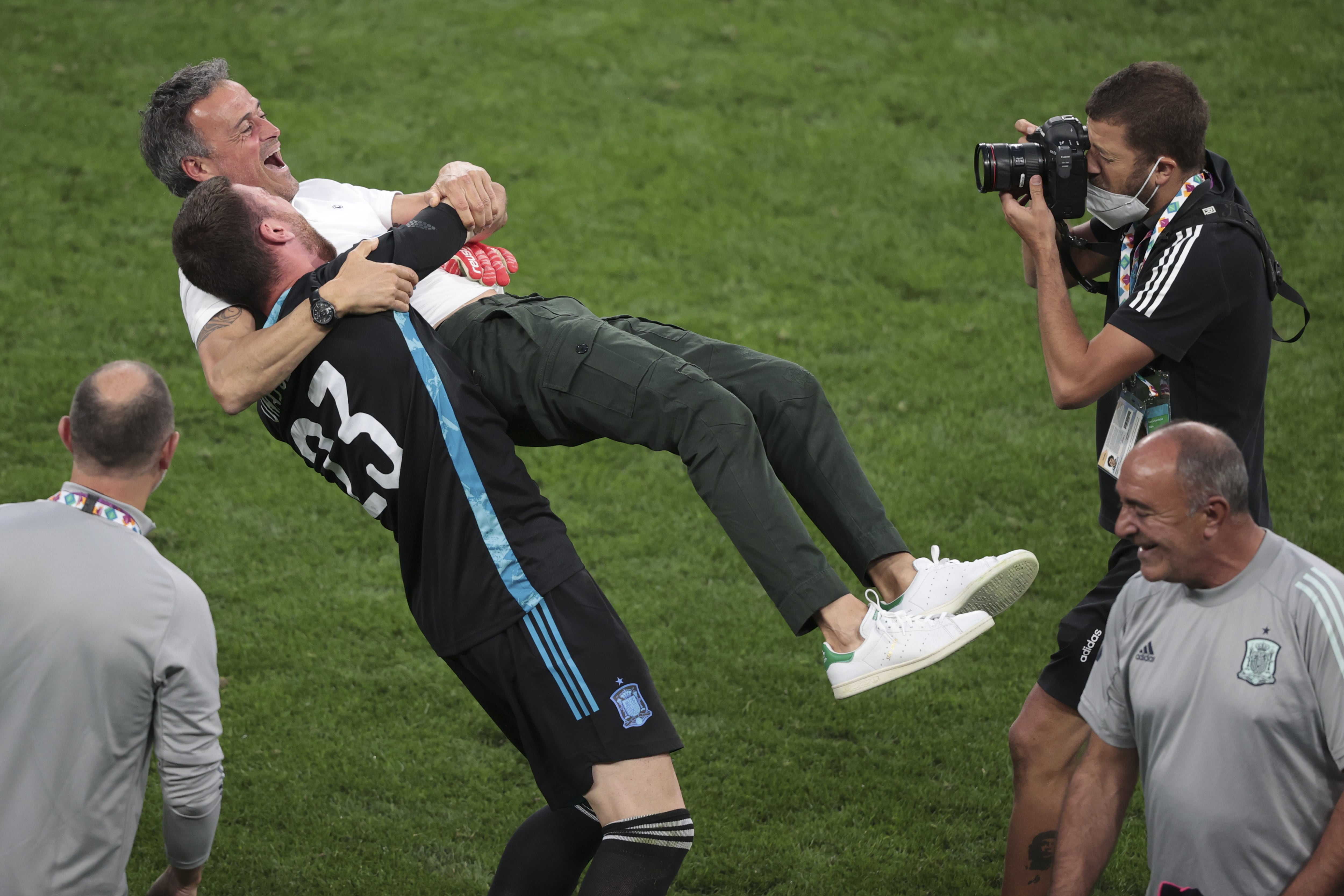 SAINT PETERSBURG, RUSSIA - JULY 02: Goalkeeper Unai Simon (23) celebrates with head coach Luis Enrique of Spain after winning the UEFA EURO 2020 quarter-final football match against Switzerland at the Saint Petersburg Stadium in Saint Petersburg, Russia on July 2, 2021. (Photo by Dmitriy Golubovich/Anadolu Agency via Getty Images)