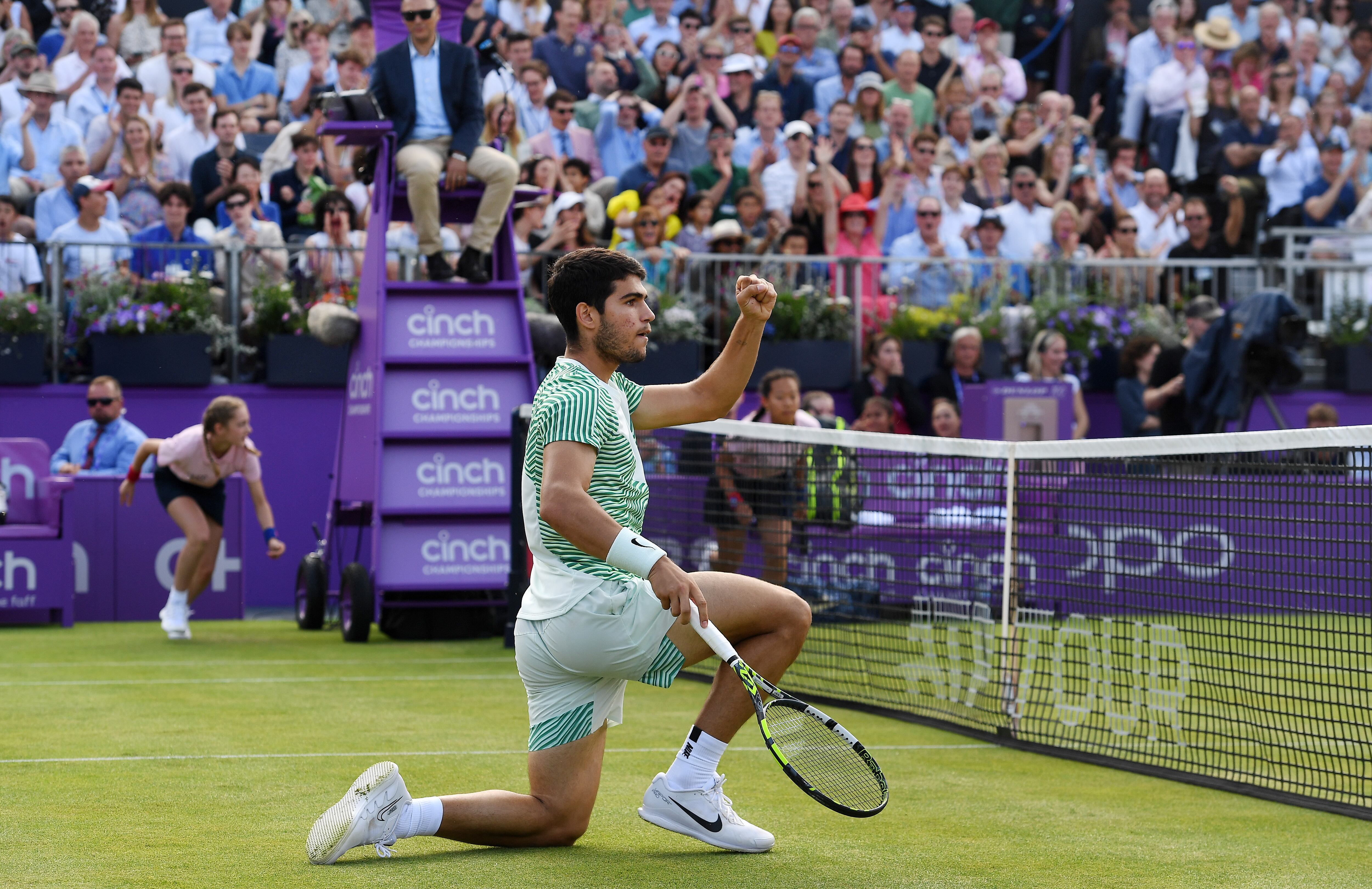 Carlos Alcaraz sufre para derrotar al francés Rinderknech en su debut en el torneo de Queen&#039;s (4-6/7-5/7-6). EFE/EPA/ANDY RAIN