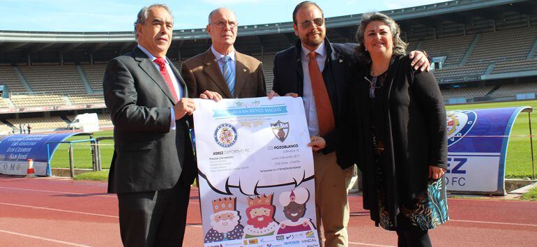 Pepe Ravelo posa en Chapín junto a los que encarnan este año a los Reyes magos en Jerez