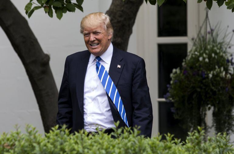 El presidente estadounidense Donald Trump antes de dirigirse a la Asociación de Banqueros Independientes en el jardín Kennedy de la Casa Blanca