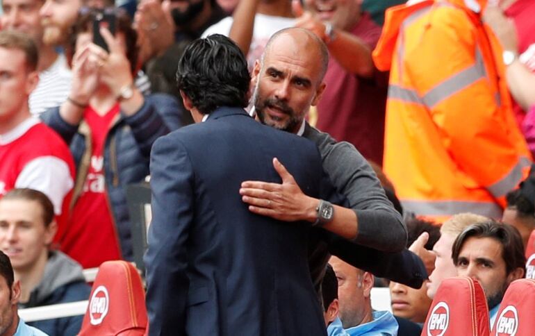 Emery saluda a Pep Guardiola antes del inicio del Arsenal - City 