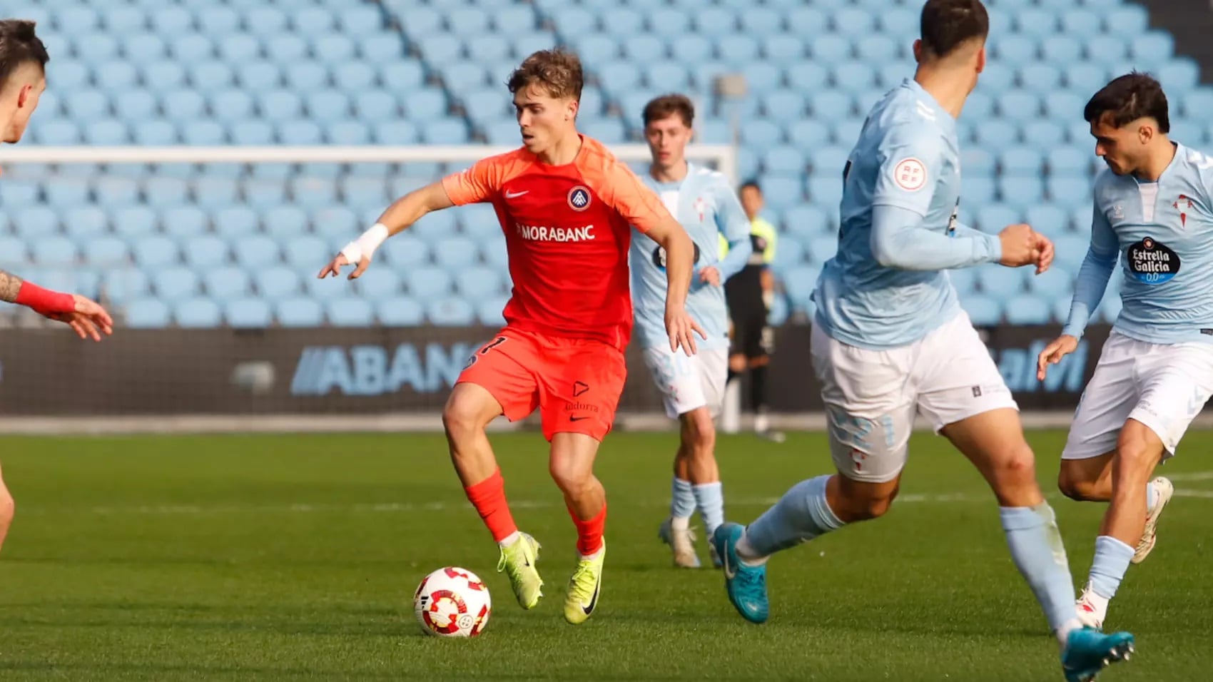 Un moment del partit entre el Celta B i l&#039;FC Andorra en el què els tricolors van caure derrotats per 3 a 0 a Balaídos.