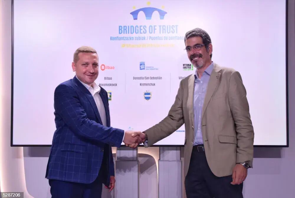 Los acaldes de Kremenchuk, Vitalii Maletskyi, y San Sebastián, Eneko Goia