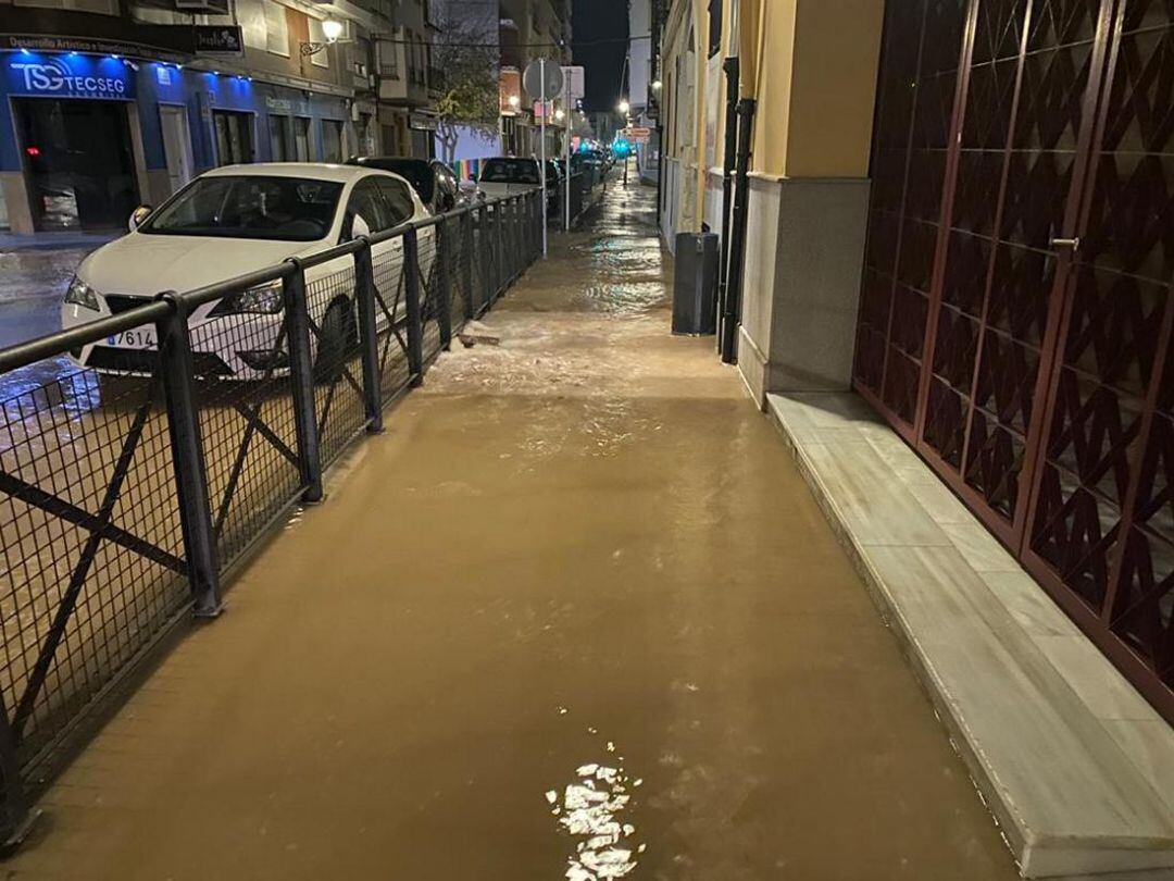 Inundación en la calle por el reventón de una tubería 