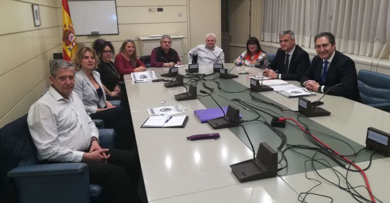 Representantes del PSOE de Paracuellos reunidos con Senadores socialistas