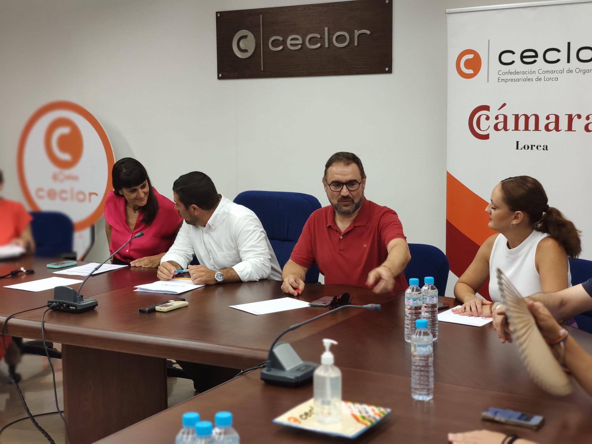 En su visita a CECLOR,  González Veracruz ha estado acompañada por la candidata al Congreso del PSOE, Irene Jódar, y el secretario general de los socialistas lorquinos, Diego José Mateos.