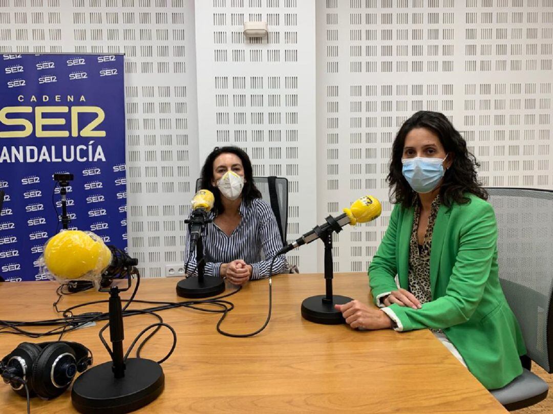 La doctora María Rosa Moyano del Estad, directora del laboratorio del Hospital Quirónsalud Sagrado Corazón y la doctora Isabel Blázquez Gómez-Landero, jefa del laboratorio de Quirónsalud Infanta Luisa