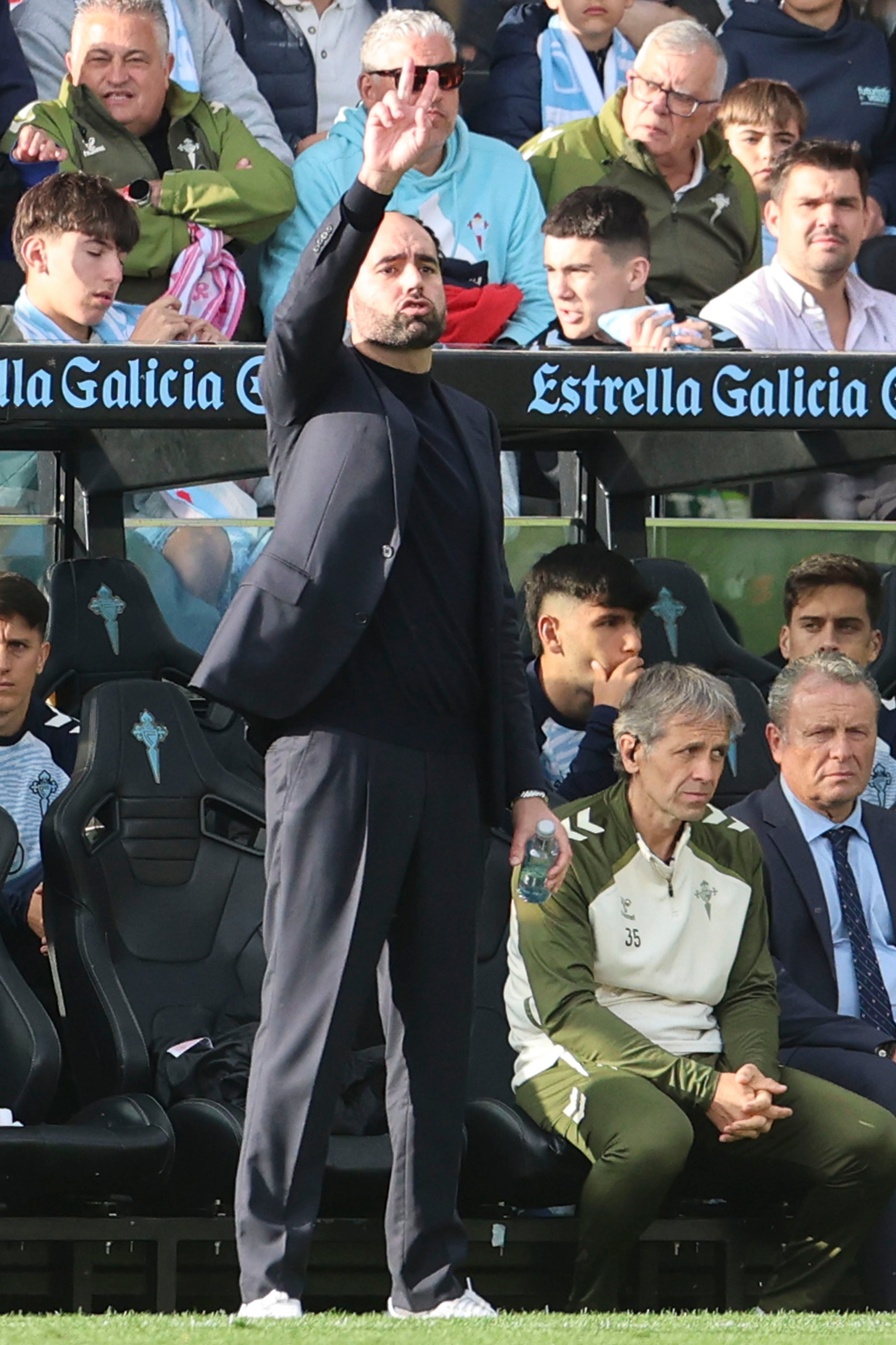 VIGO (PONTEVEDRA), 12/04/2026.- El entrenador del Celta de Vigo Claudio Giráldez, durante el partido de la jornada 31 de la LaLiga EA Sports de fútbol que Celta de Vigo y Real Oviedo disputan este domingo en el estadio de Balaídos. EFE/ Salvador Sas