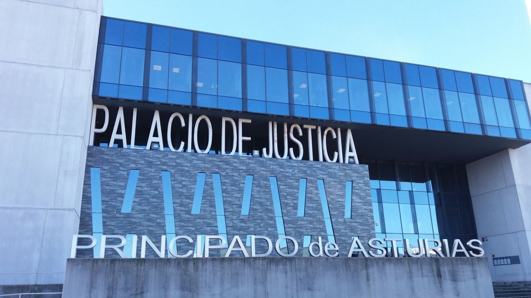 Exteriores del Palacio de Justicia de Gijón.