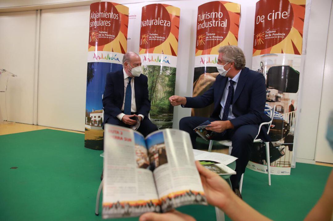 El presidente de la Diputación de Sevilla, Fernando Rodríguez Villalobos, durante la presentación de la 'Guía de Mototurismo'.