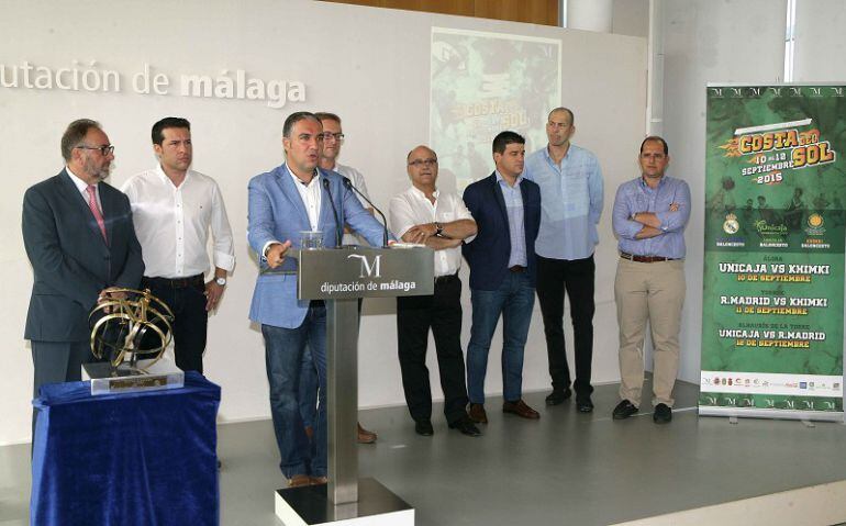 Los representantes de los municipios, el presidente de la diputación y los dirigentes del Madrid y del Unicaja, en la presentación del Costa del Sol