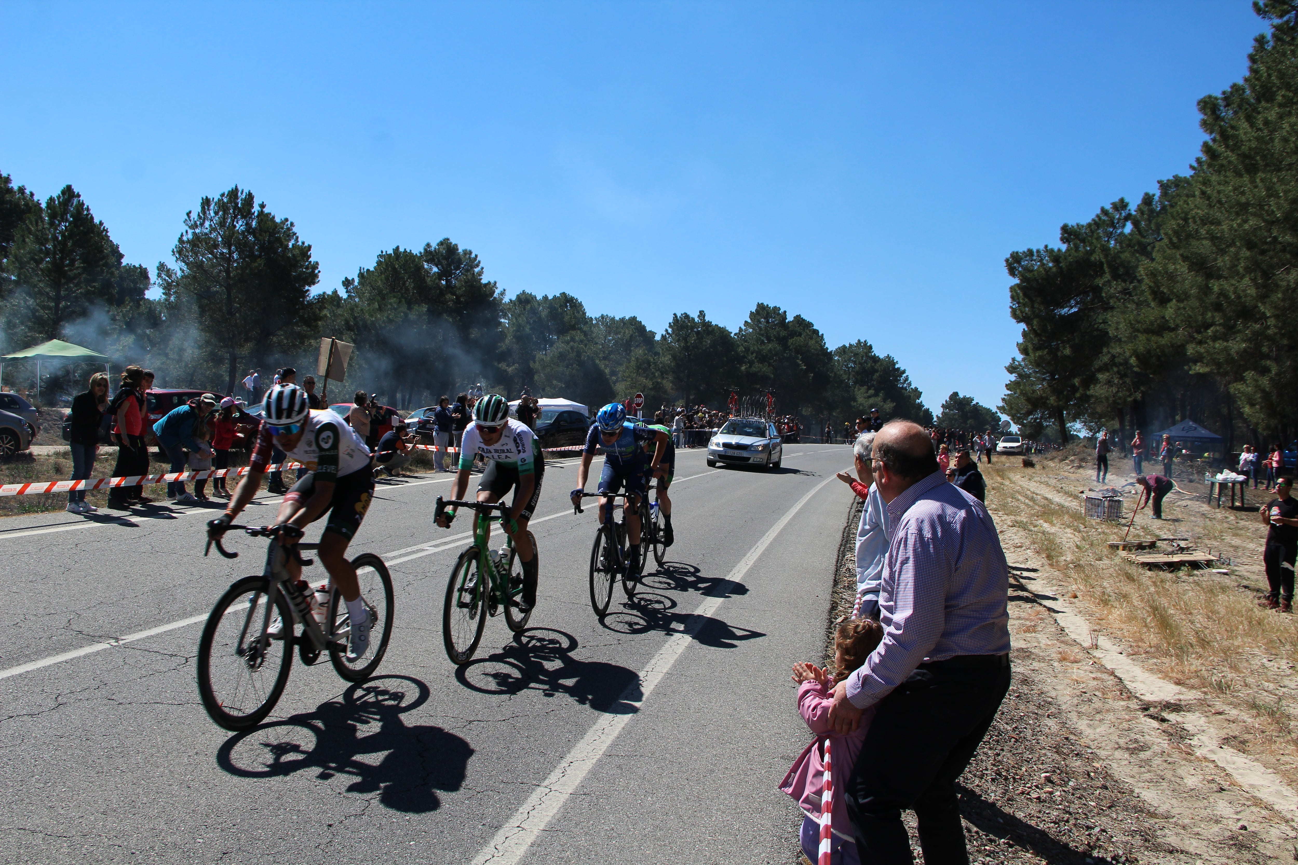 Paso de la cabeza de carrera por la carretera de Arroyo