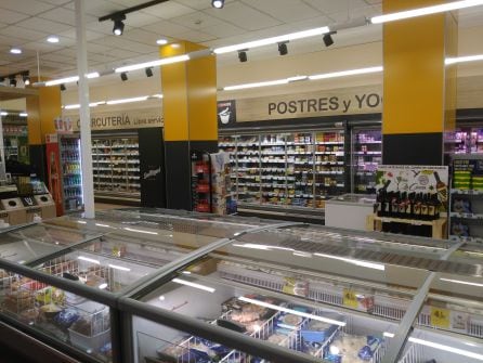 Sección de refigerados en supermercado Spar Calle Carmen en Cartagena.