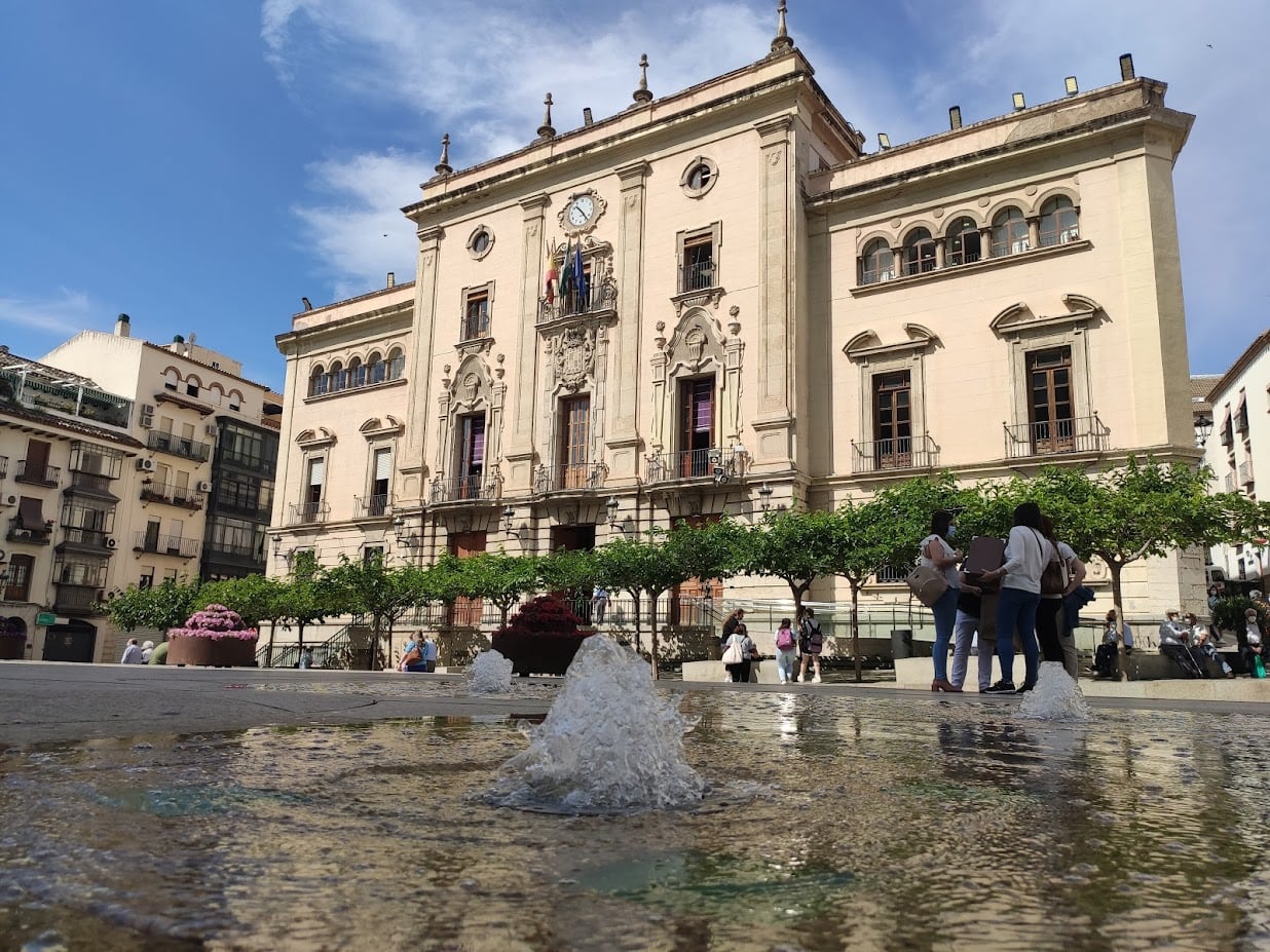 Vista de la fachada del Ayuntamiento de Jaén capital, y en primer plano unas fuentes en el suelo