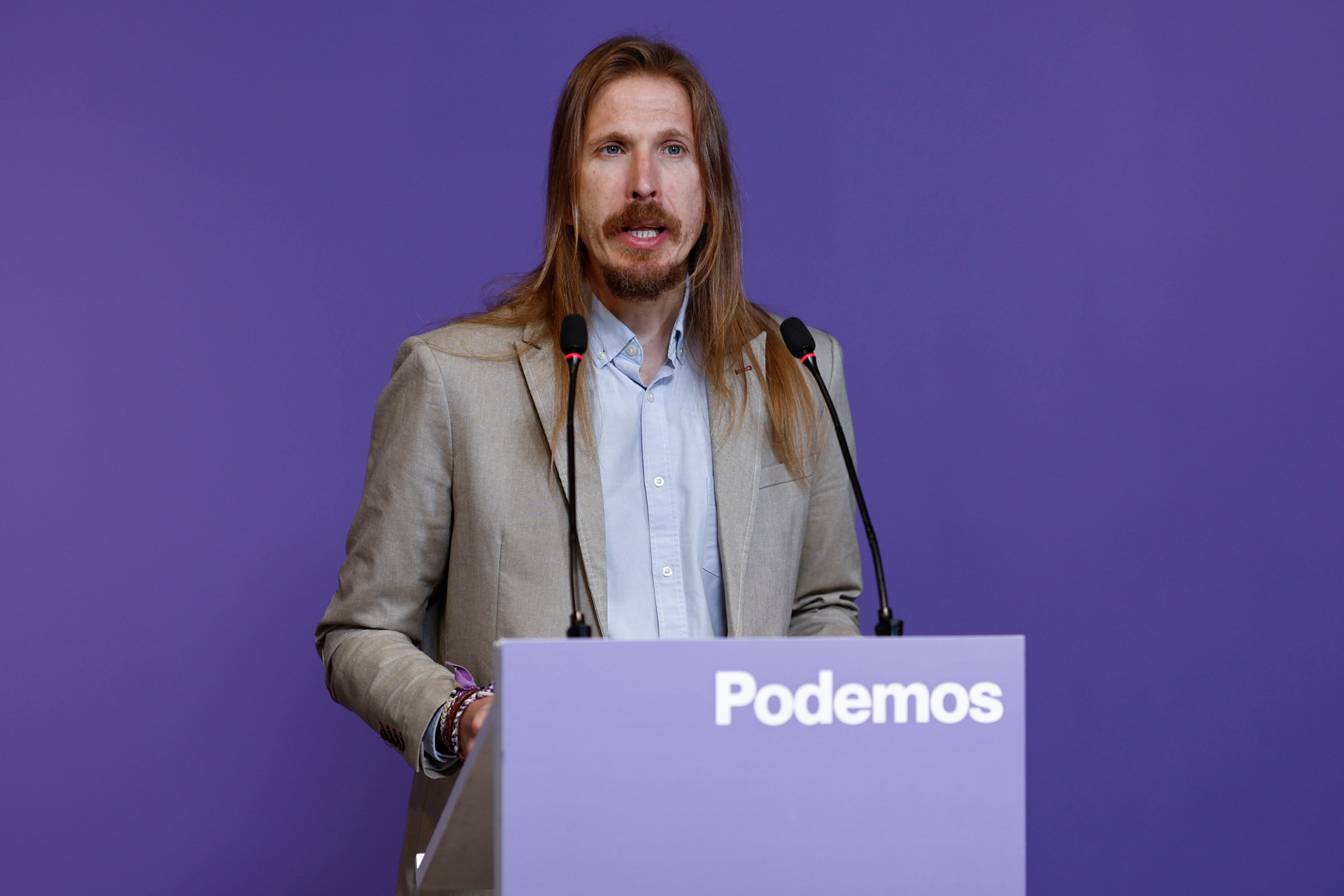 El portavoz de Podemos, Pablo Fernández durante una rueda de prensa