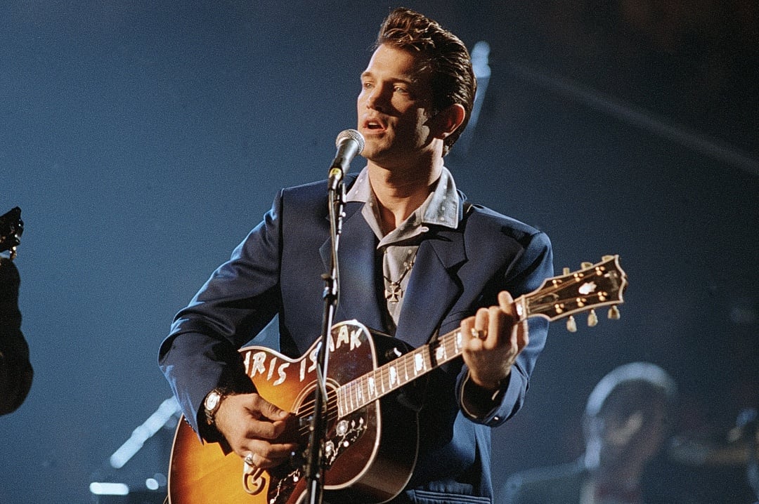 Chris Isaak durante una actuación en Los Ángeles en 1994