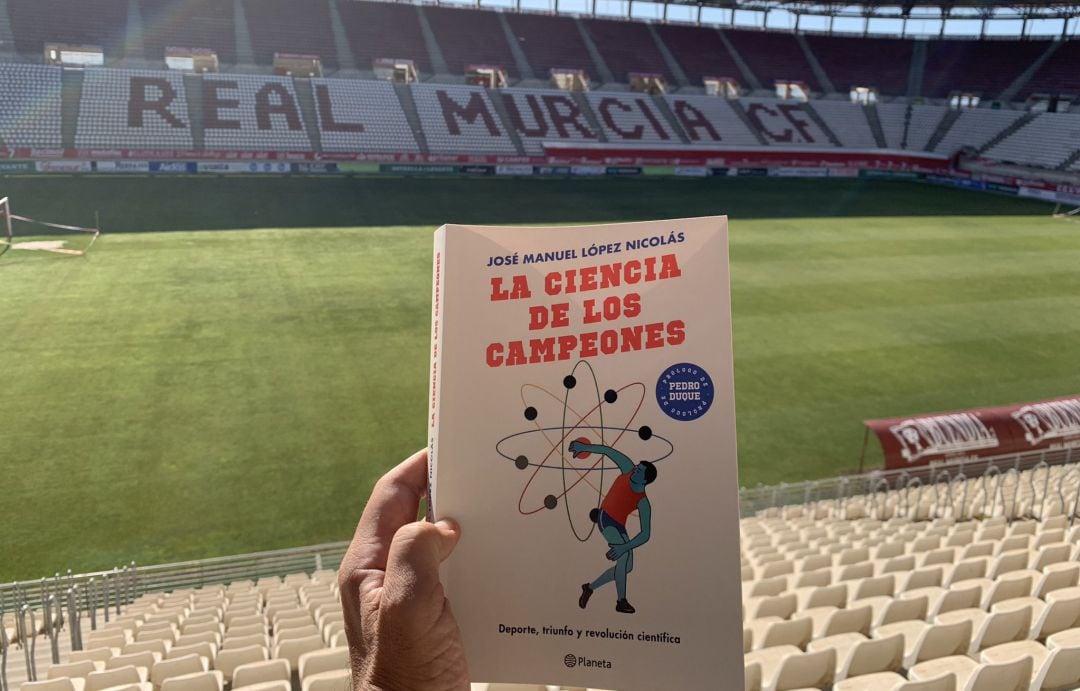 José Manuel López Nicolás exhibe un ejemplar de &#039;La ciencia de los campeones&#039; en el estadio Enrique Roca (Murcia) 