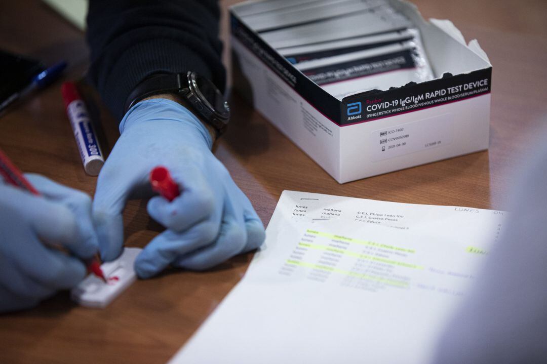 Personal sanitario haciendo pruebas de COVID-19.