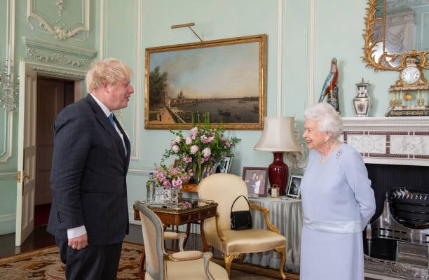 El primer ministro, Boris Johnson, y la reina Isabel II reunidos en Buckingham Palace