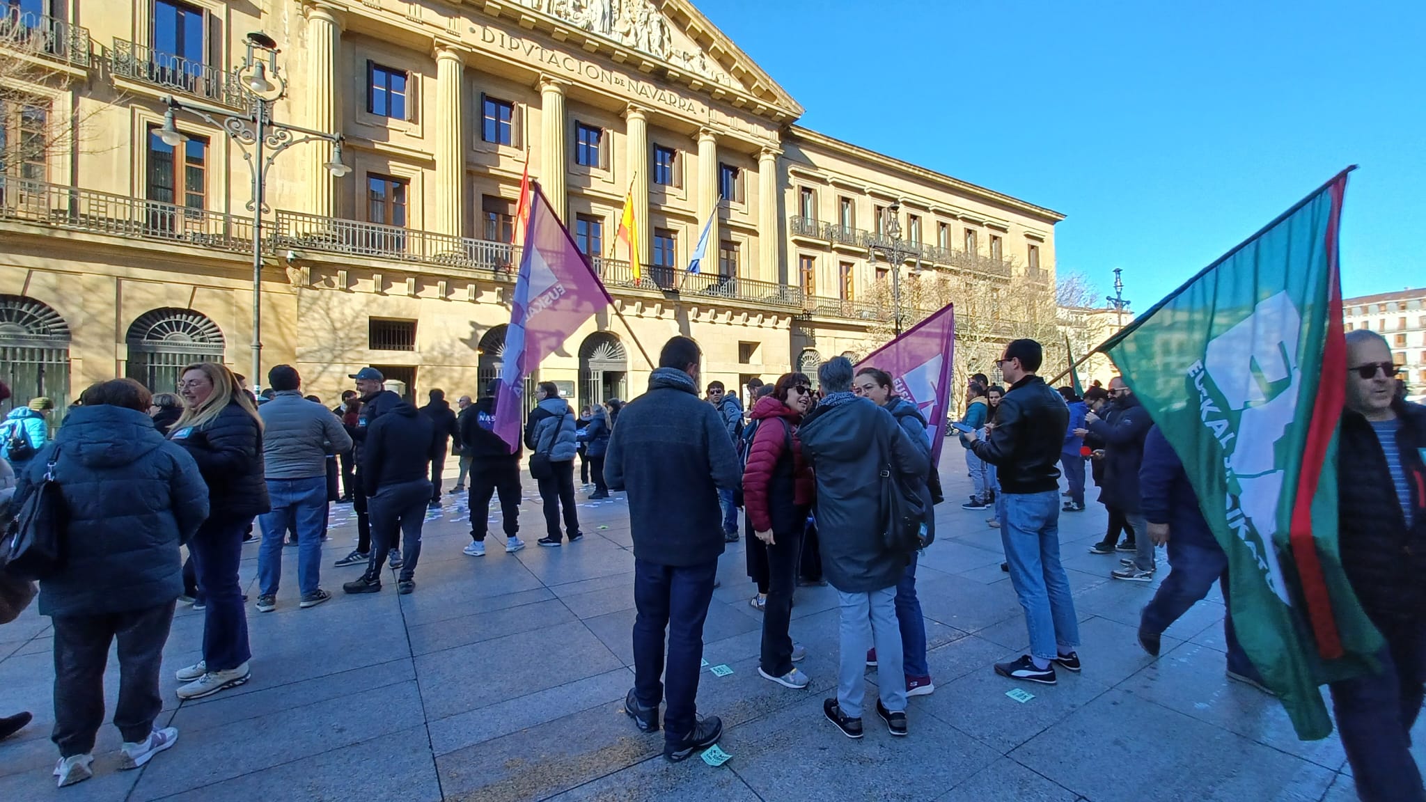 Manifestantes en Navarra por un SMI propio ante la puerta de la Diputación. Cadena SER