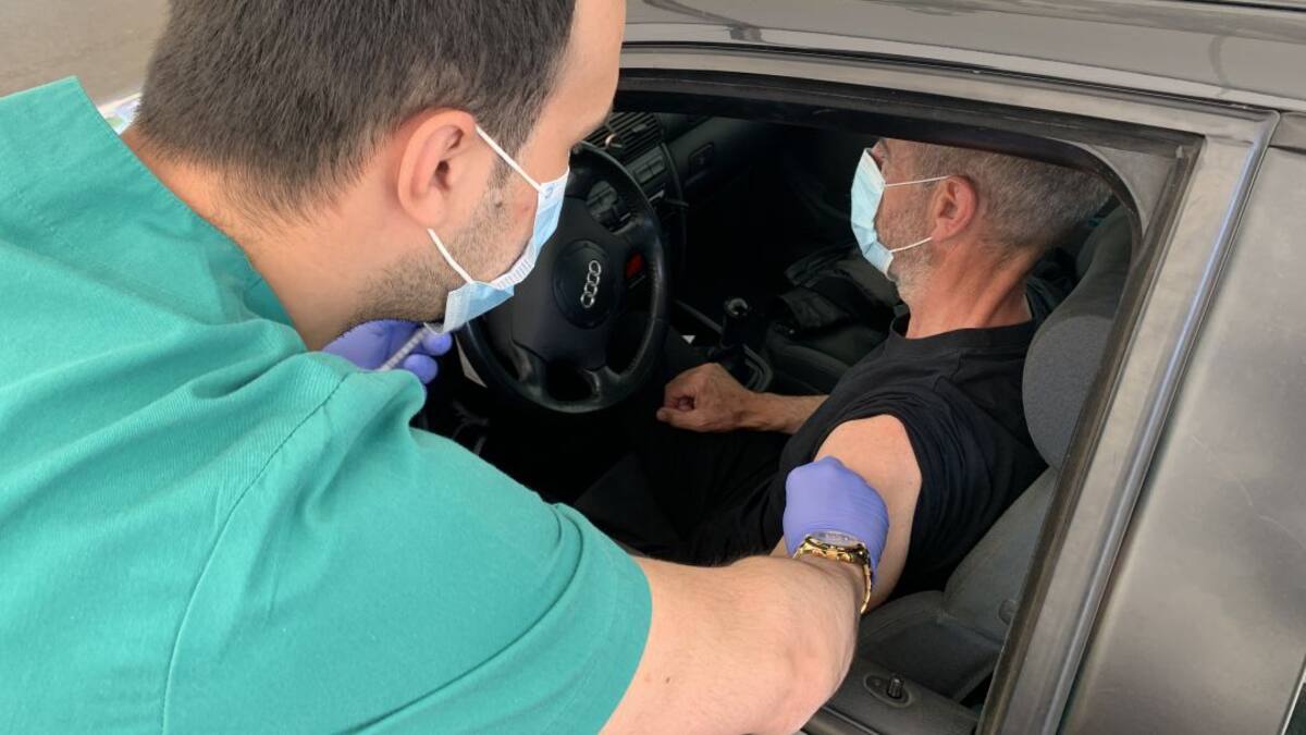 La policía habilita un circuito exterior al hospital del Bierzo por las colas de hasta 500 turismos