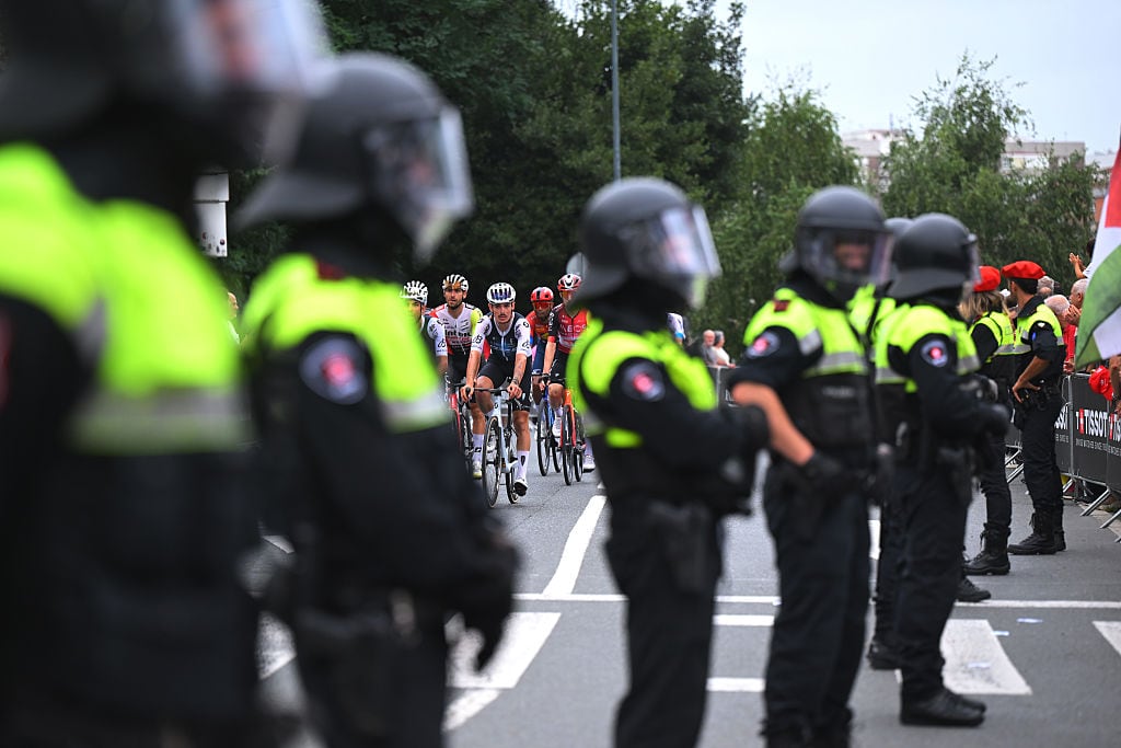 Cordón policial en la etapa 11 de La Vuelta a España. (Tim de Waele/Getty Images)