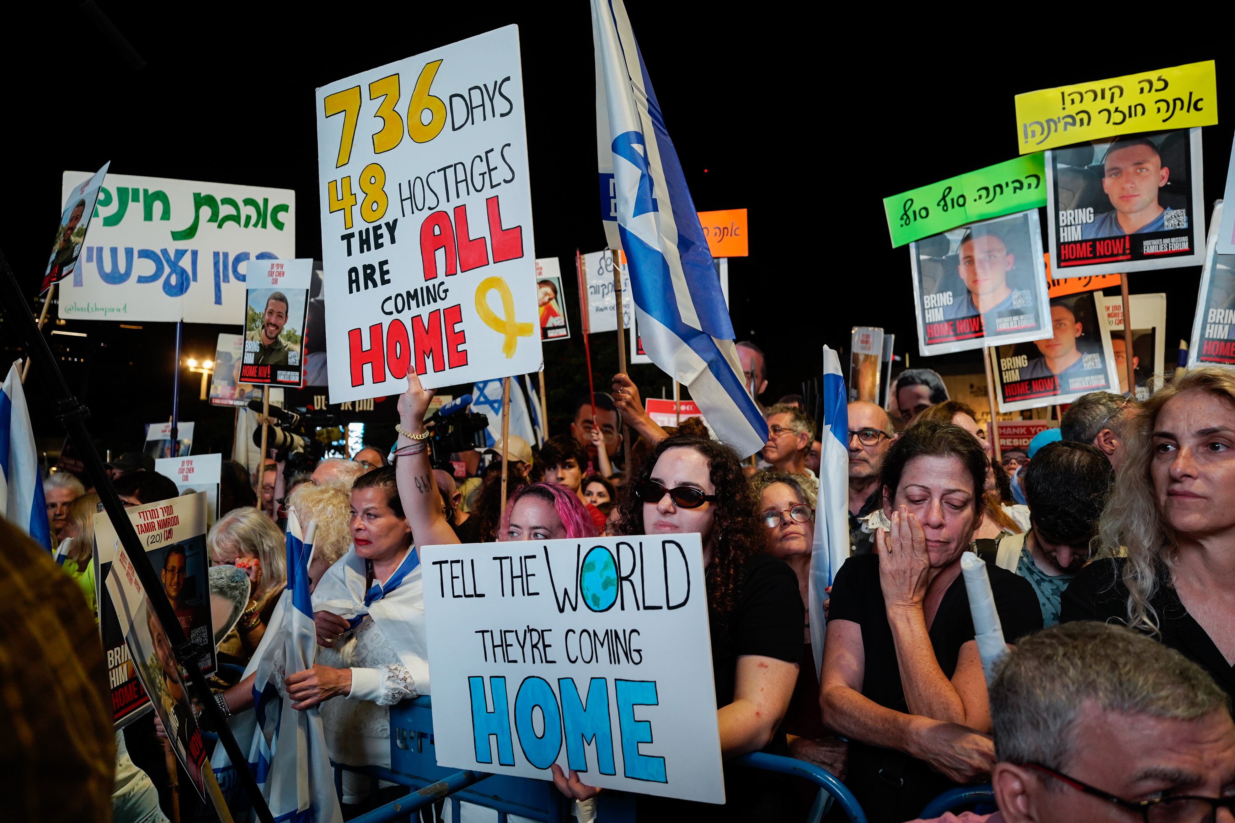 Una multitud, junto a los familiares de los rehenes, protestan en Tel Aviv horas antes de que Hamás libere a los secuestrados.