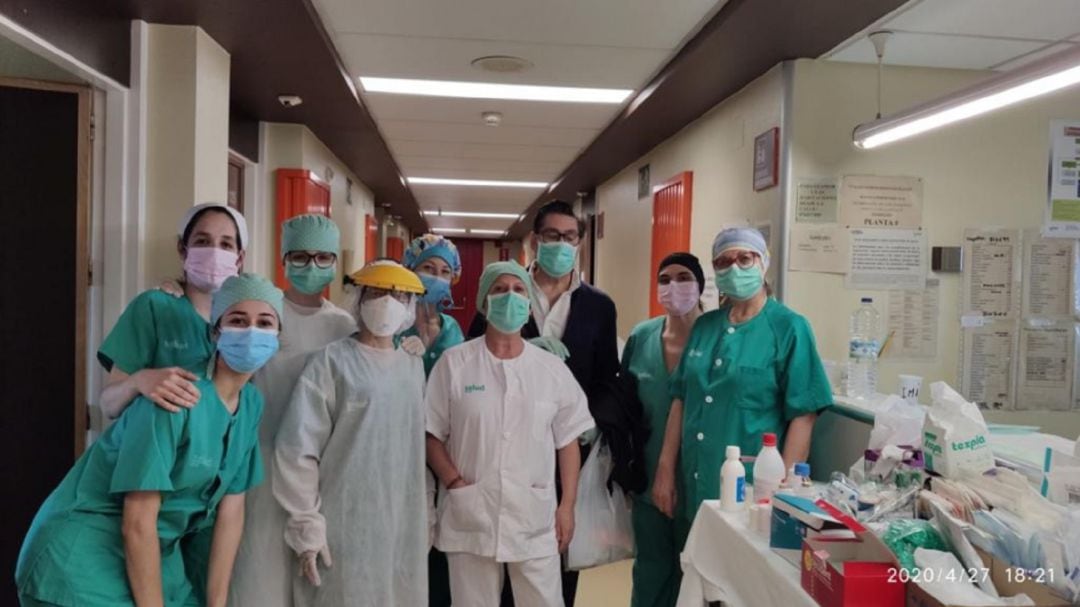 Aturo Aliaga, junto a trabajadoras de la planta en la que estuvo ingresado