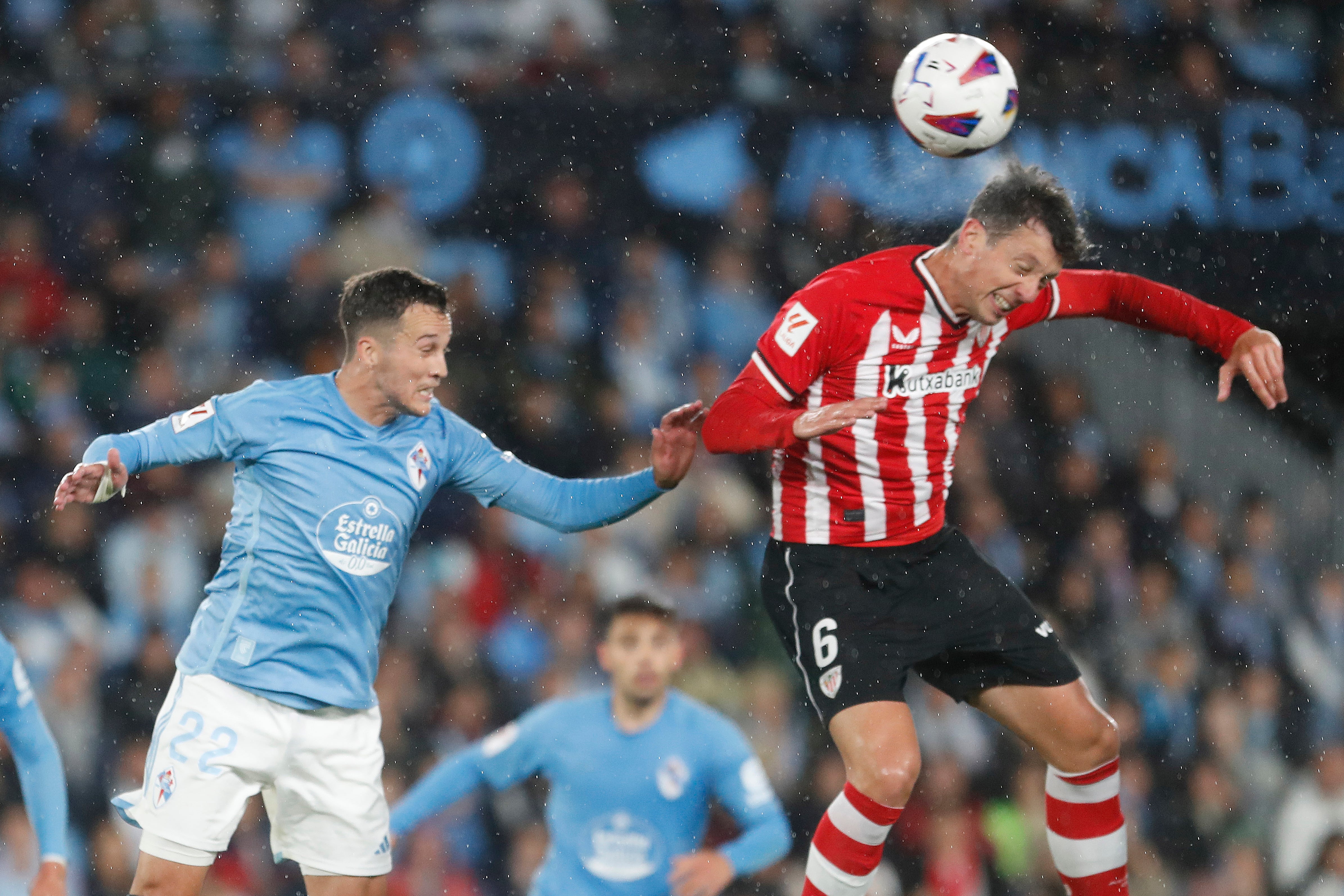 VIGO (PONTEVEDRA), 15/05/2024.- El centrocampista de Athletic Mikel Vesga (d) cabecea un balón ante Javier Manquillo, del Celtc, durante el partido de Liga en Primera División que Celta de Vigo y Athletic Club han disputado este miércoles en el estadio de Balaídos. EFE/Salvador Sas
