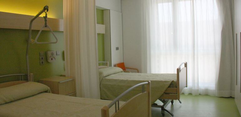 Una de les habitacions de la residència d'avis del barri Marià Fortuny de Reus.