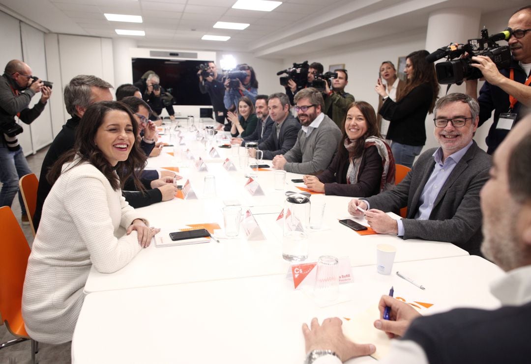 La portavoz de Ciudadanos en el Congreso de los Diputados, Inés Arrimadas junto a José Manuel Villegas, Marina Bravo y Fran Hervias (3R), entre otros miembros de Ciudadanos