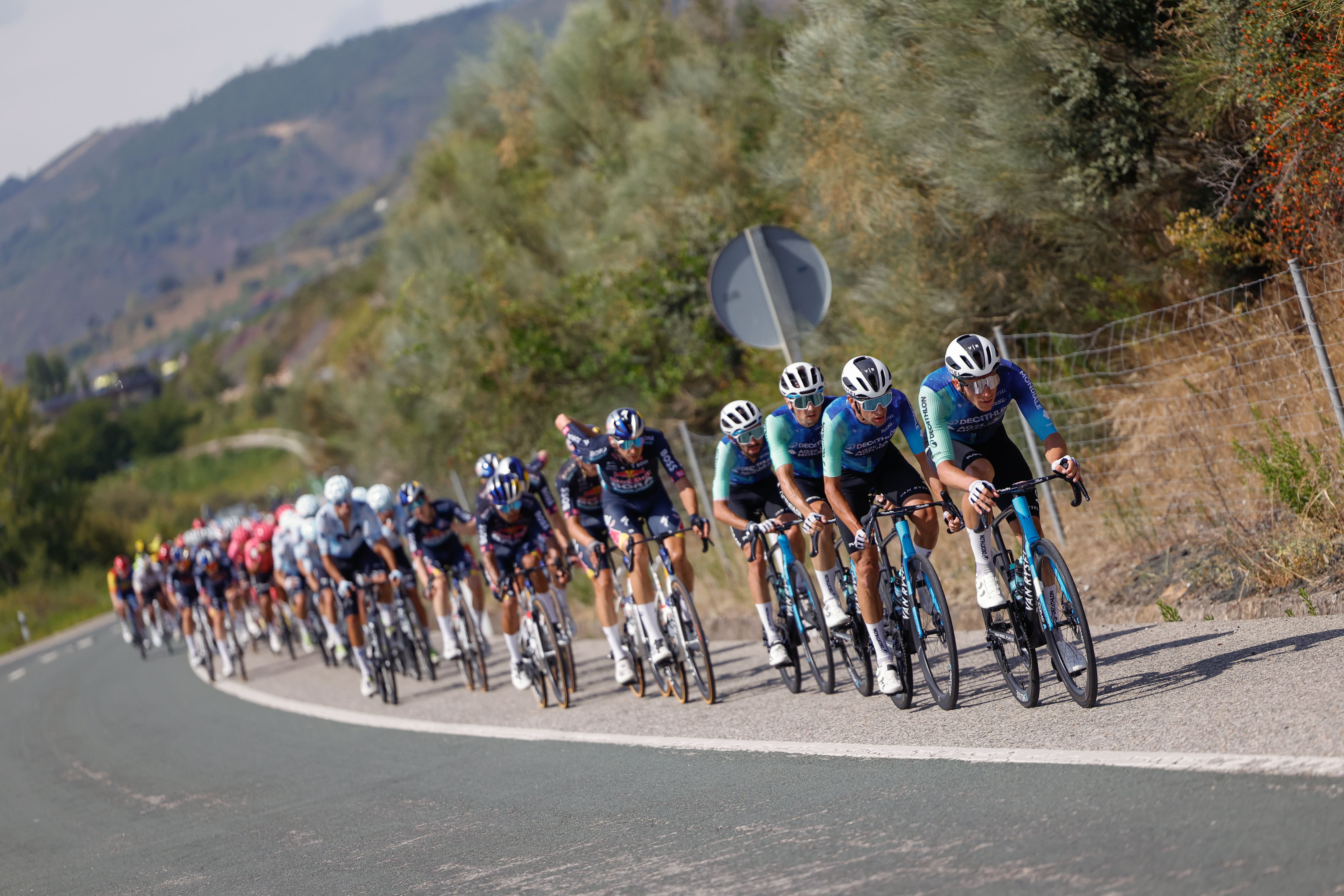 El pelotón ciclista durante la decimotercera etapa de la Vuelta ciclista a España que se disputa este viernes. EFE/Javier Lizón