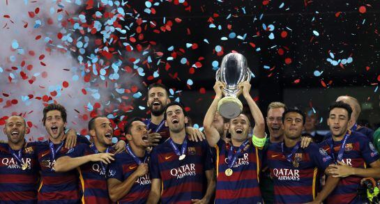 Los jugadores del Barcelona levantan la Supercopa de Europa.