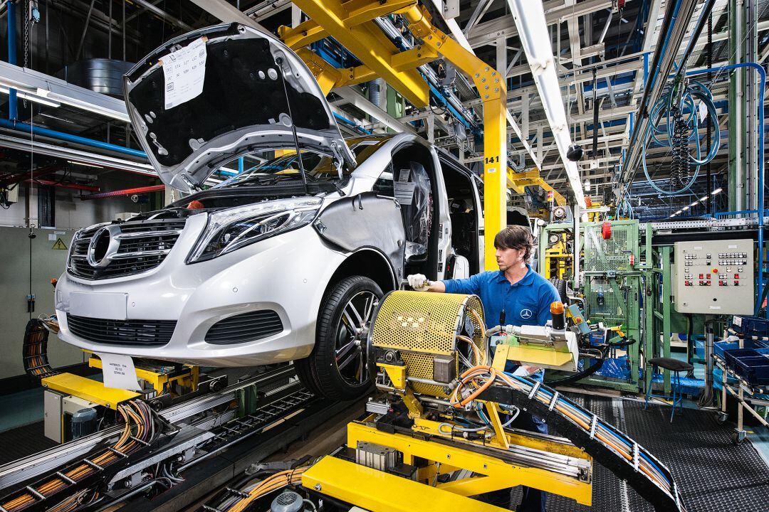 Un operario en la línea de montaje de Mercedes Benz en Vitoria