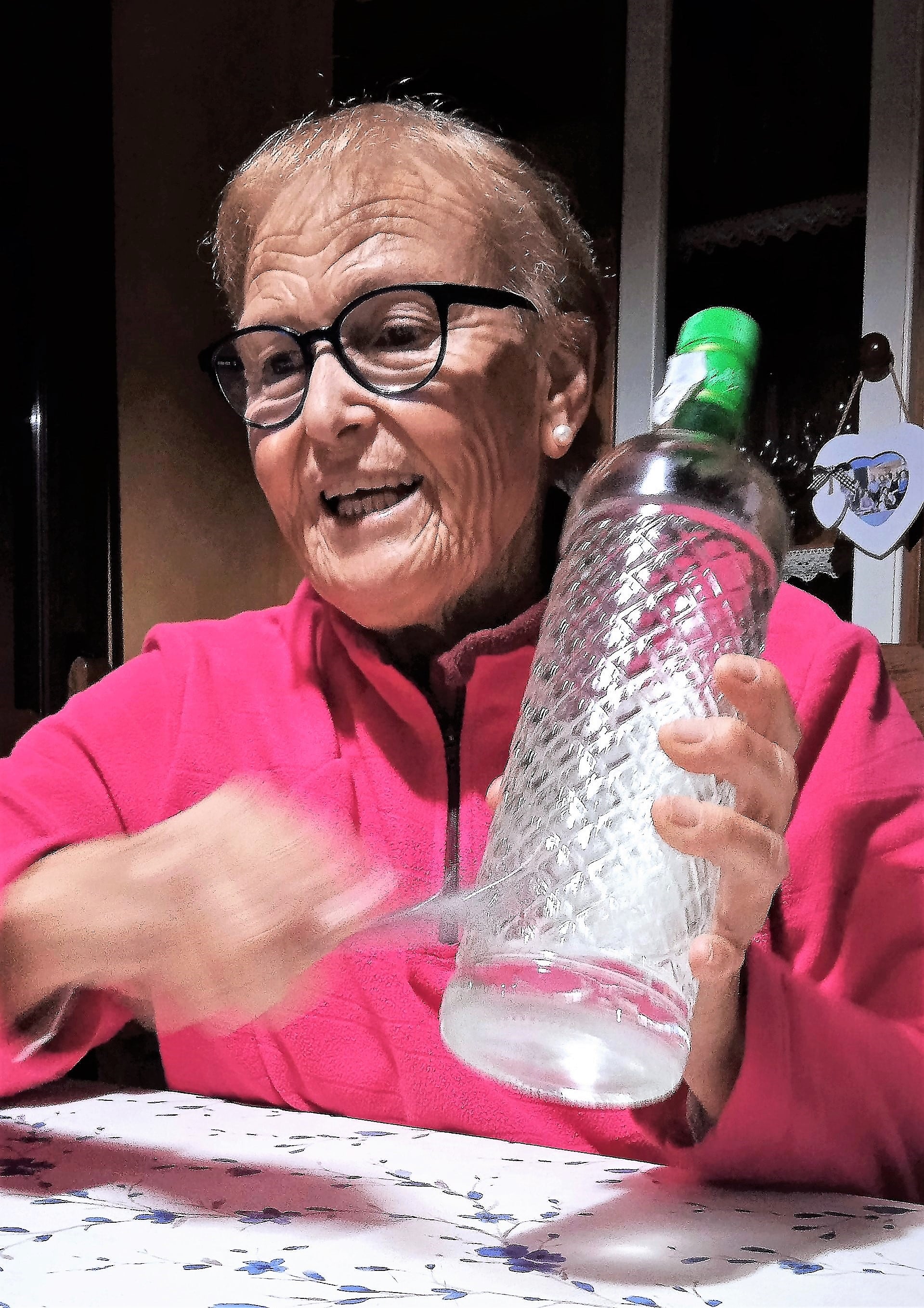 2022.  Antonia Vidal en la actualidad y, a punto de cumplir 72 años, rememorando los tiempos en que por navidad se divertían cantando villancicos y pidiendo el aguilando, acompañándose con la percusión de botellas de anís y cucharas de madera.