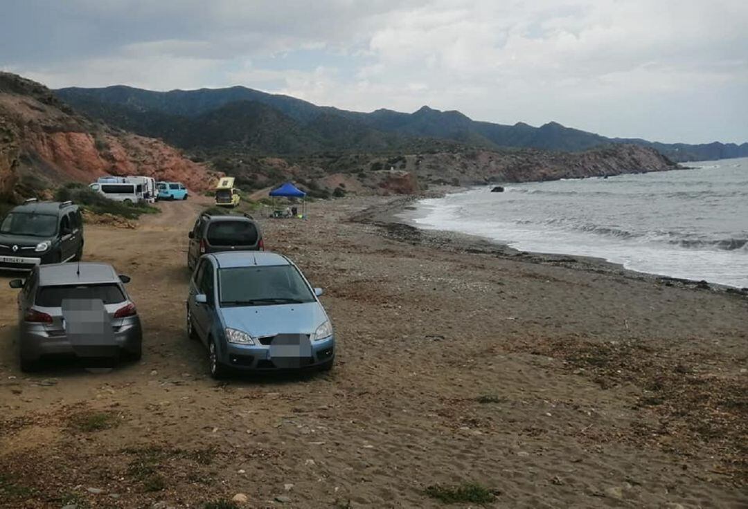 Denuncian el descontrol de vehículos, acampadas y basura en las playas de Cabo de Cope 