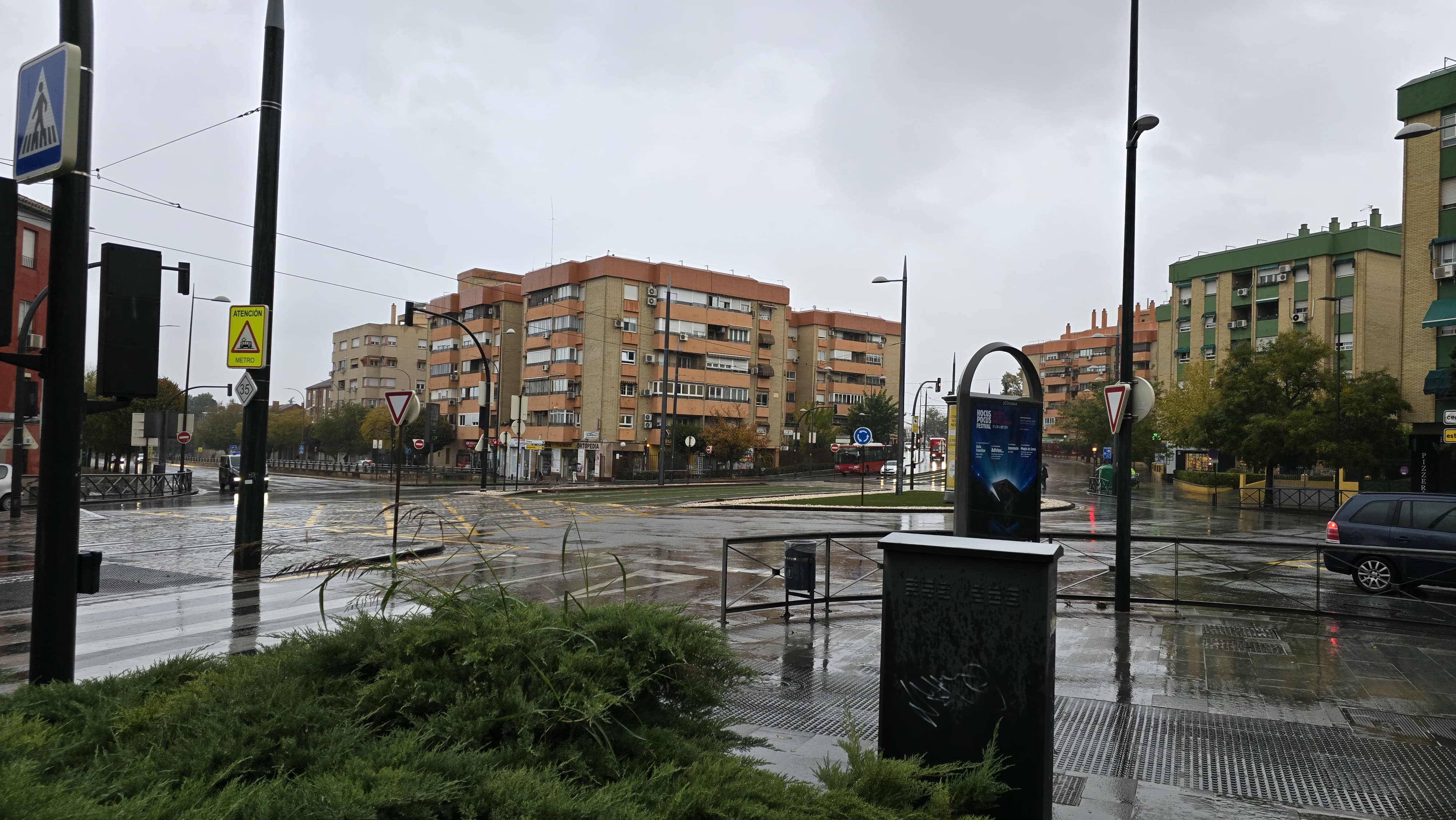 La alerta naranja ha vaciado las calles de Granada este 13 de noviembre