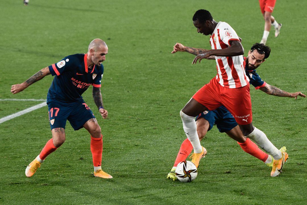 Aleix Vidal junto a Umar Sadiq en los cuartos de final de la Copa del Rey.