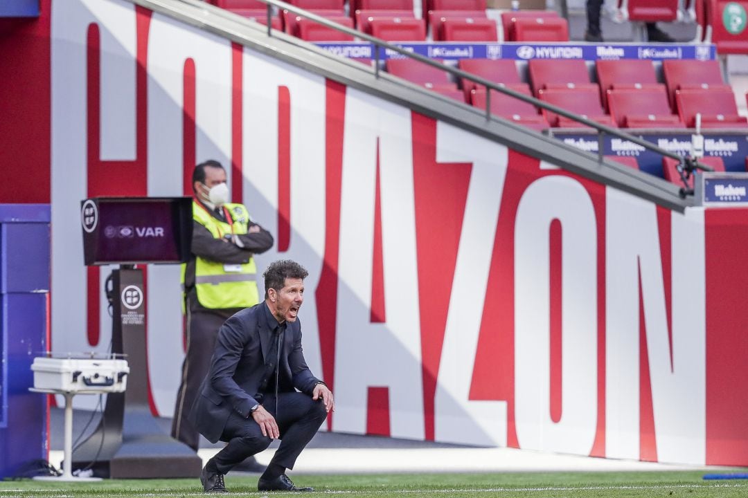 Diego Pablo Simeone da indicaciones desde el área técnica del Wanda Metropolitano